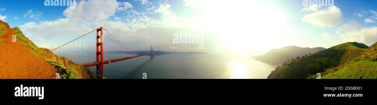 Puente al otro lado de la bahía, Golden Gate Bridge, Marin Headlands, San Francisco Bay, San Francisco, California, Estados Unidos Foto de stock