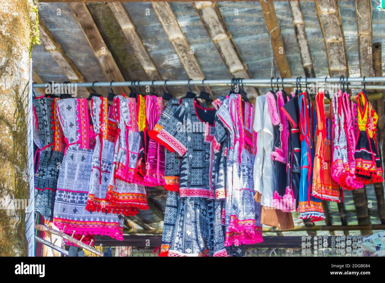 Hermosa ropa artesanal tradicional para la venta al turista AS el recuerdo  en el mercado local en la minoría de la tribu de la colina Pueblo en el  norte de Tailandia Fotografía