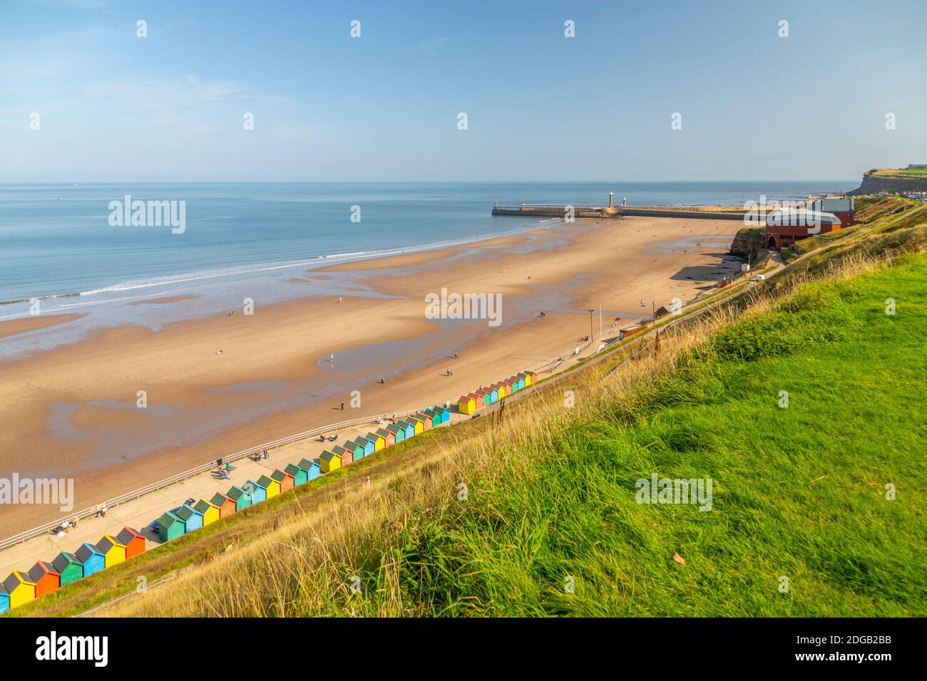 Vista de coloridas cabañas de playa en West Cliff Beach, Whitby, North Yorkshire, Inglaterra, Reino Unido, Europa Foto de stock