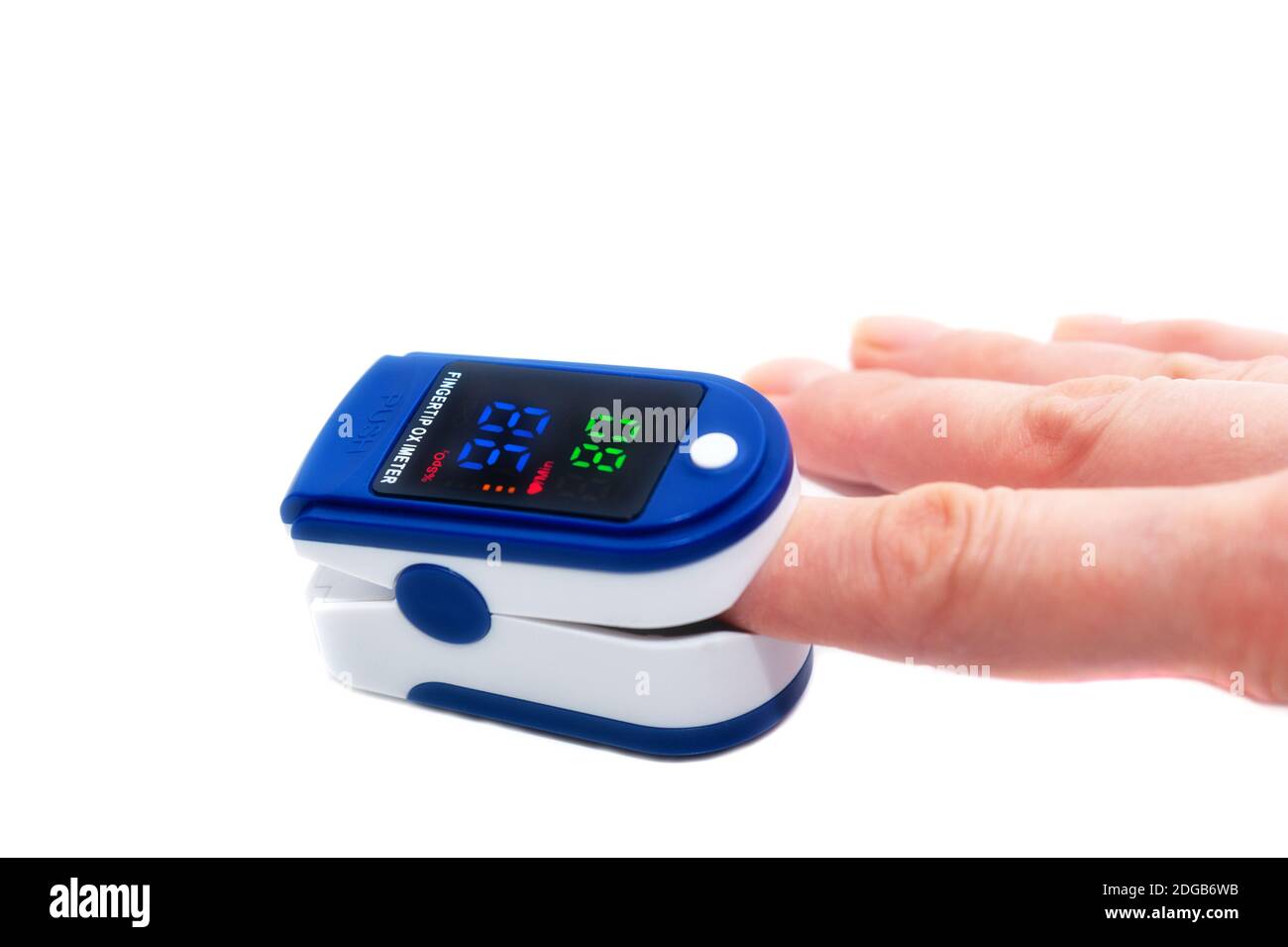 Oxímetro de pulso utilizado para medir la frecuencia del pulso y los  niveles de oxígeno . Primer plano del dedo en un dispositivo de oxímetro.  Pulsioxímetro sobre fondo blanco Fotografía de stock -