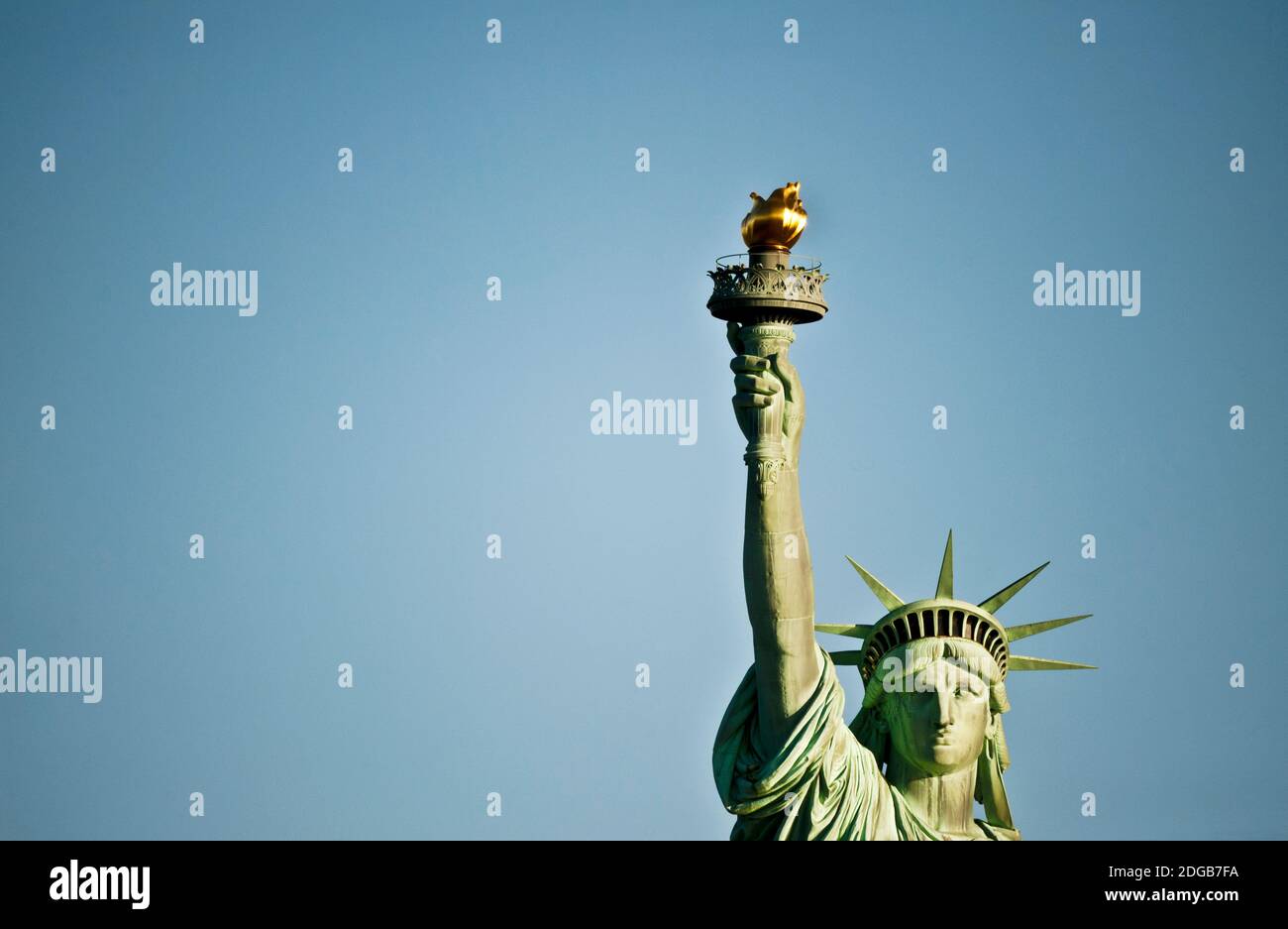 Vista de ángulo bajo de la Estatua de la Libertad, Isla de la Libertad, Ciudad de Nueva York, Estado de Nueva York, Estados Unidos Foto de stock