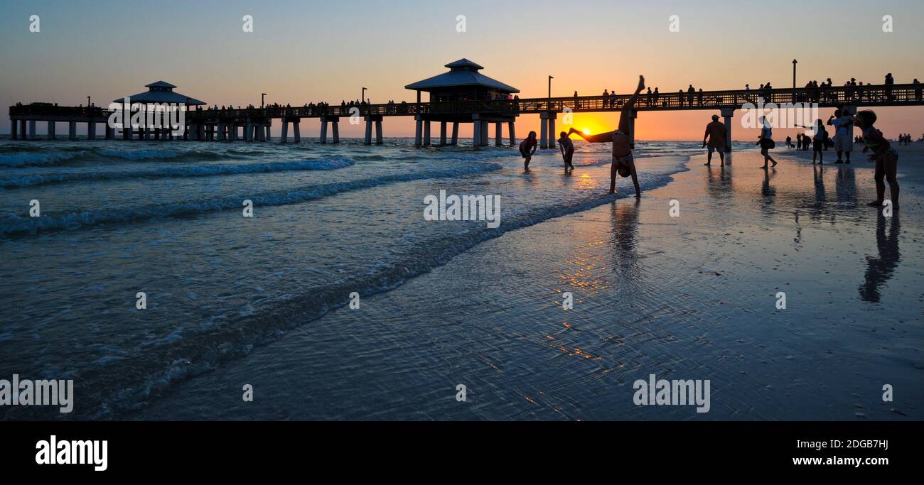 Muelle al atardecer, Fort Myers Beach, Estero Island, Lee County, Florida, Estados Unidos Foto de stock