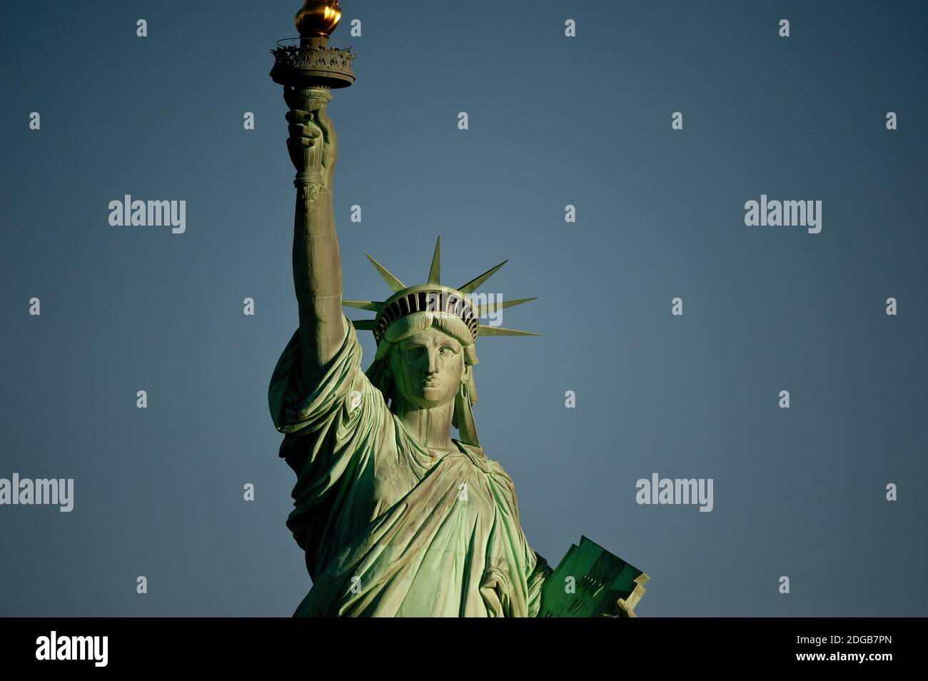 Vista en ángulo bajo de una estatua, Estatua de la Libertad, Manhattan, Ciudad de Nueva York, Estado de Nueva York, Estados Unidos Foto de stock