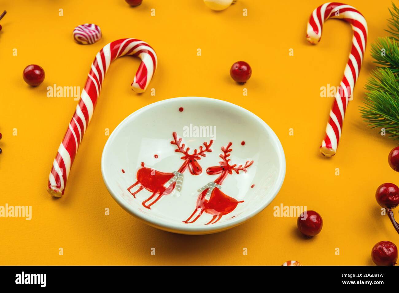 Una serie de fotos pre-navideñas sobre un fondo rojo y amarillo con  lollipops y atributos de las vacaciones, vista superior, diseño plano  Fotografía de stock - Alamy