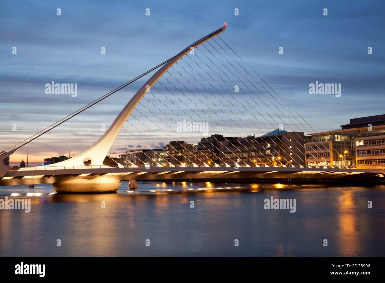 Puente Samuel Beckett al atardecer, Río Liffey, Dublín, Provincia de Leinster, República de Irlanda Foto de stock