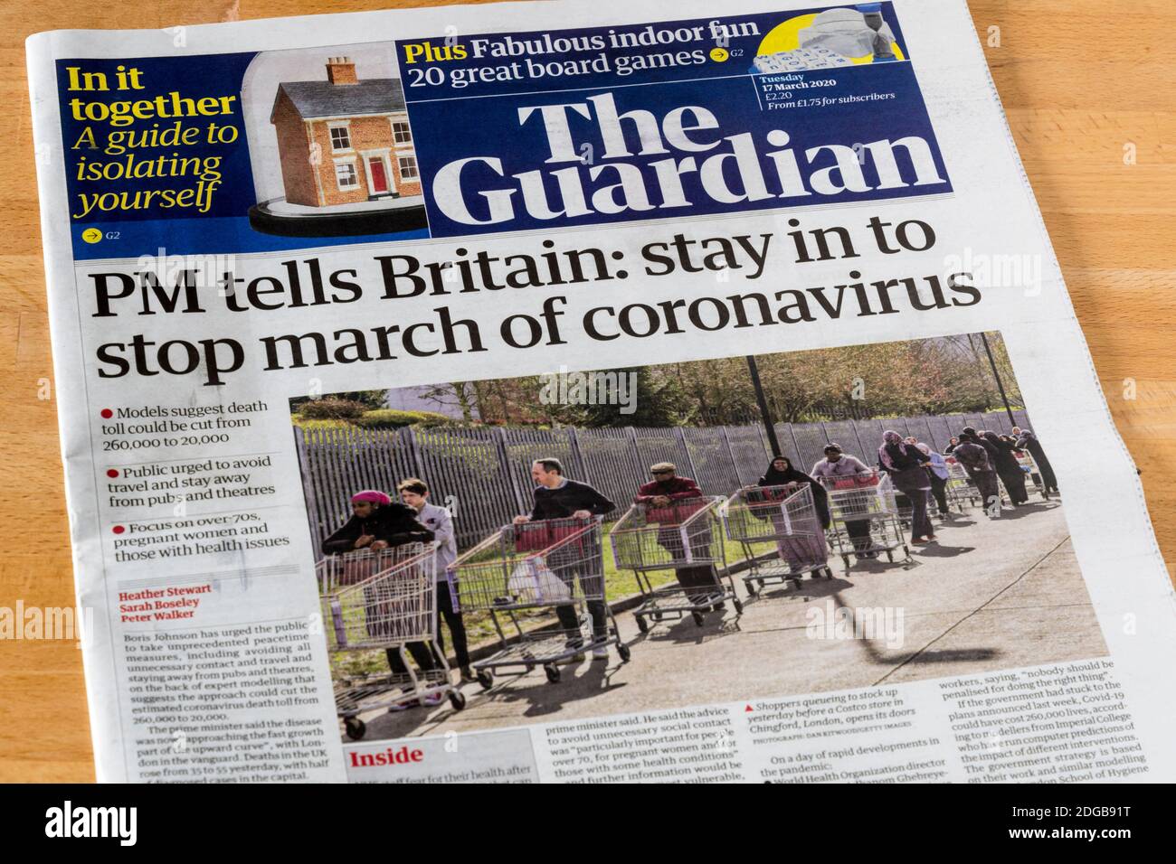 Primera página del periódico The Guardian del 17 de marzo de 2020 informa Boris Johnson diciendo a la gente que se quede en el interior. Foto de stock