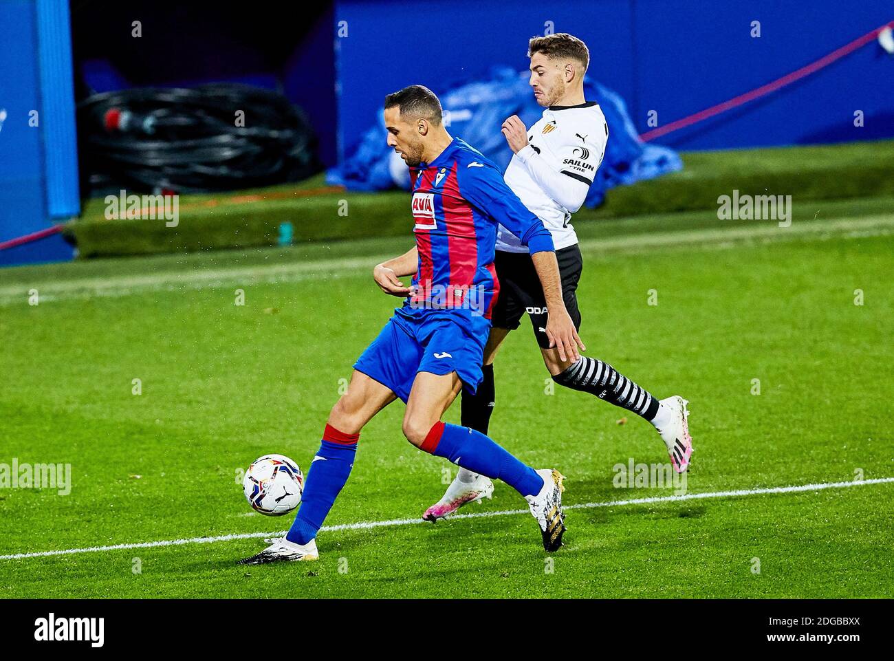 Esteban Burgos de SD Eibar y Manu Vallejo de Valencia Durante el campeonato de España la Liga partido de fútbol entre SD Eiba / LM Foto de stock