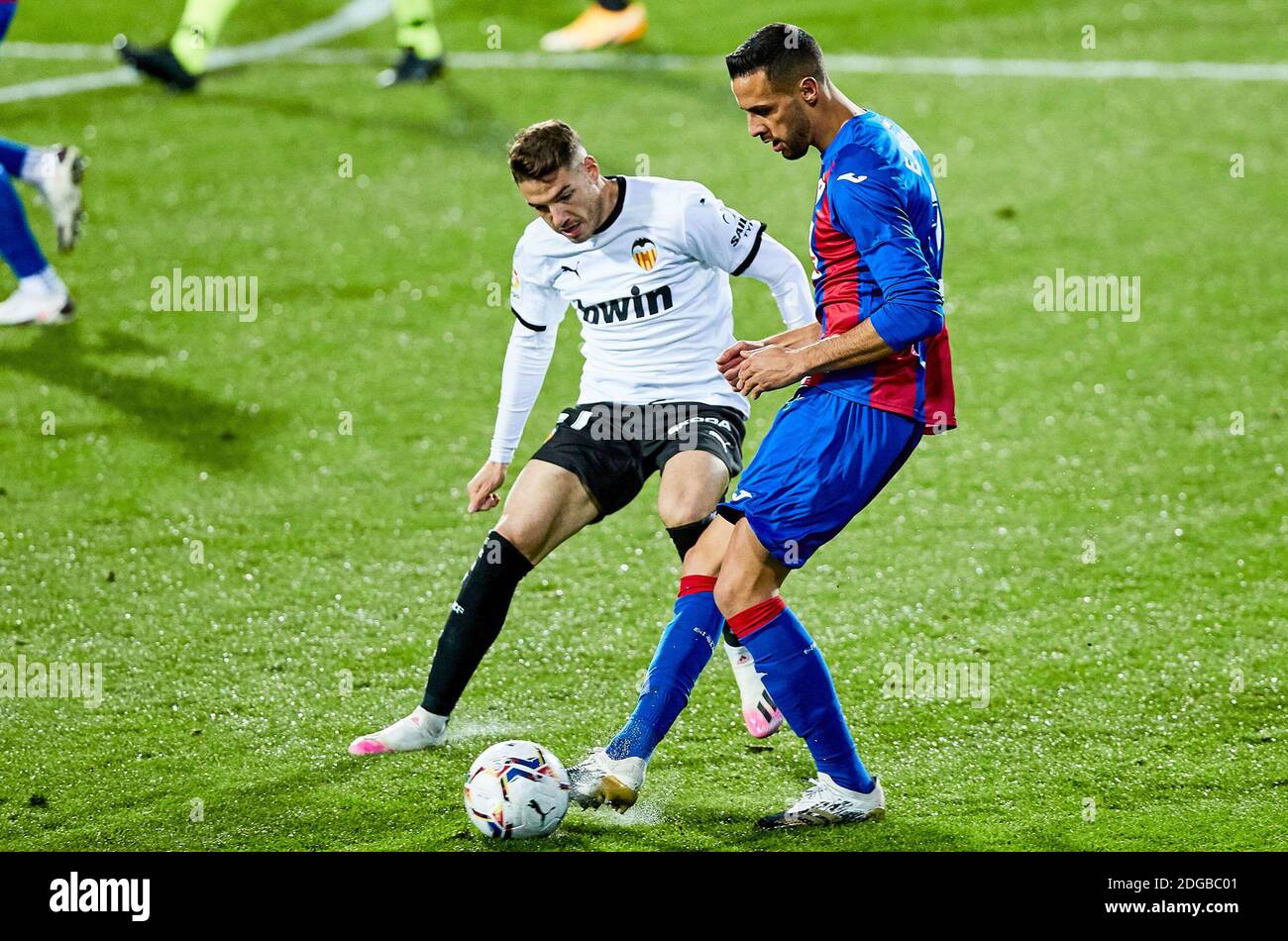 Esteban Burgos de SD Eibar y Manu Vallejo de Valencia Durante el campeonato de España la Liga partido de fútbol entre SD Eiba / LM Foto de stock