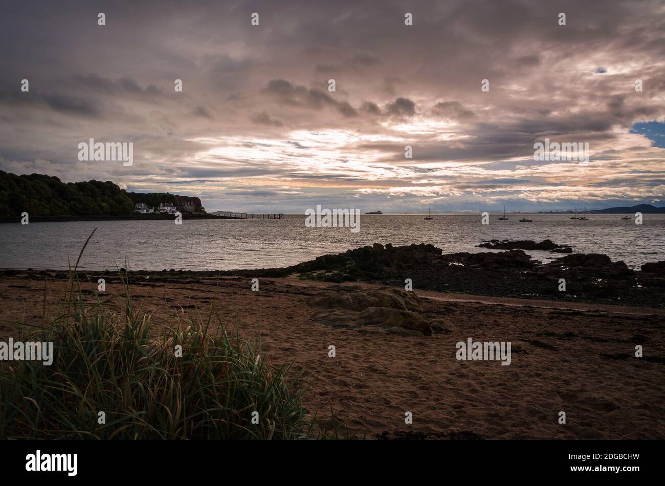 Amanecer en la playa rocosa de Aberdour, Escocia, Reino Unido Foto de stock