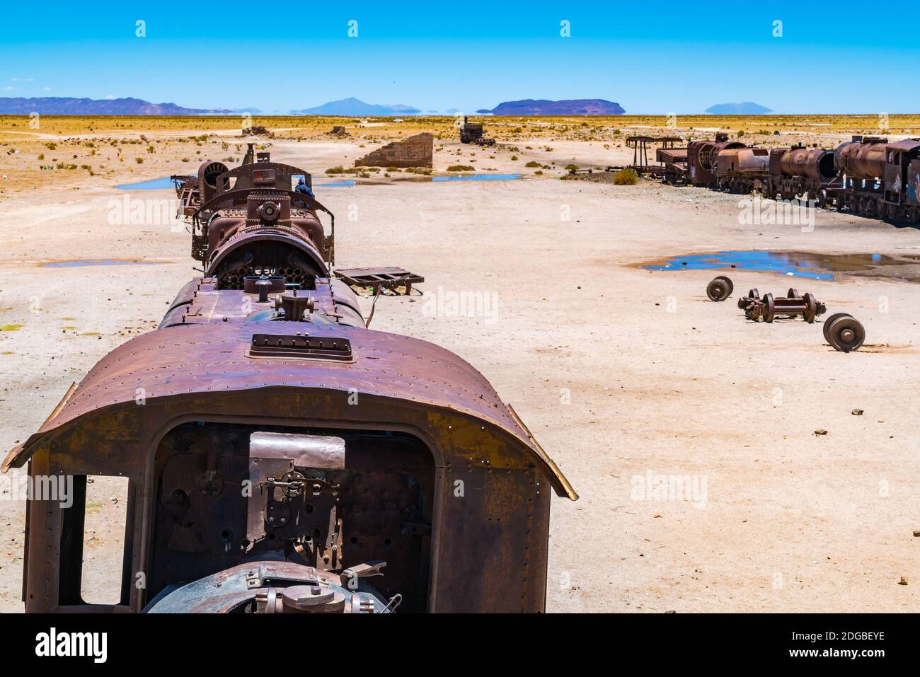 Abandonado viejo tren oxidado en el cementerio de tren en Uyuni Desierto Foto de stock