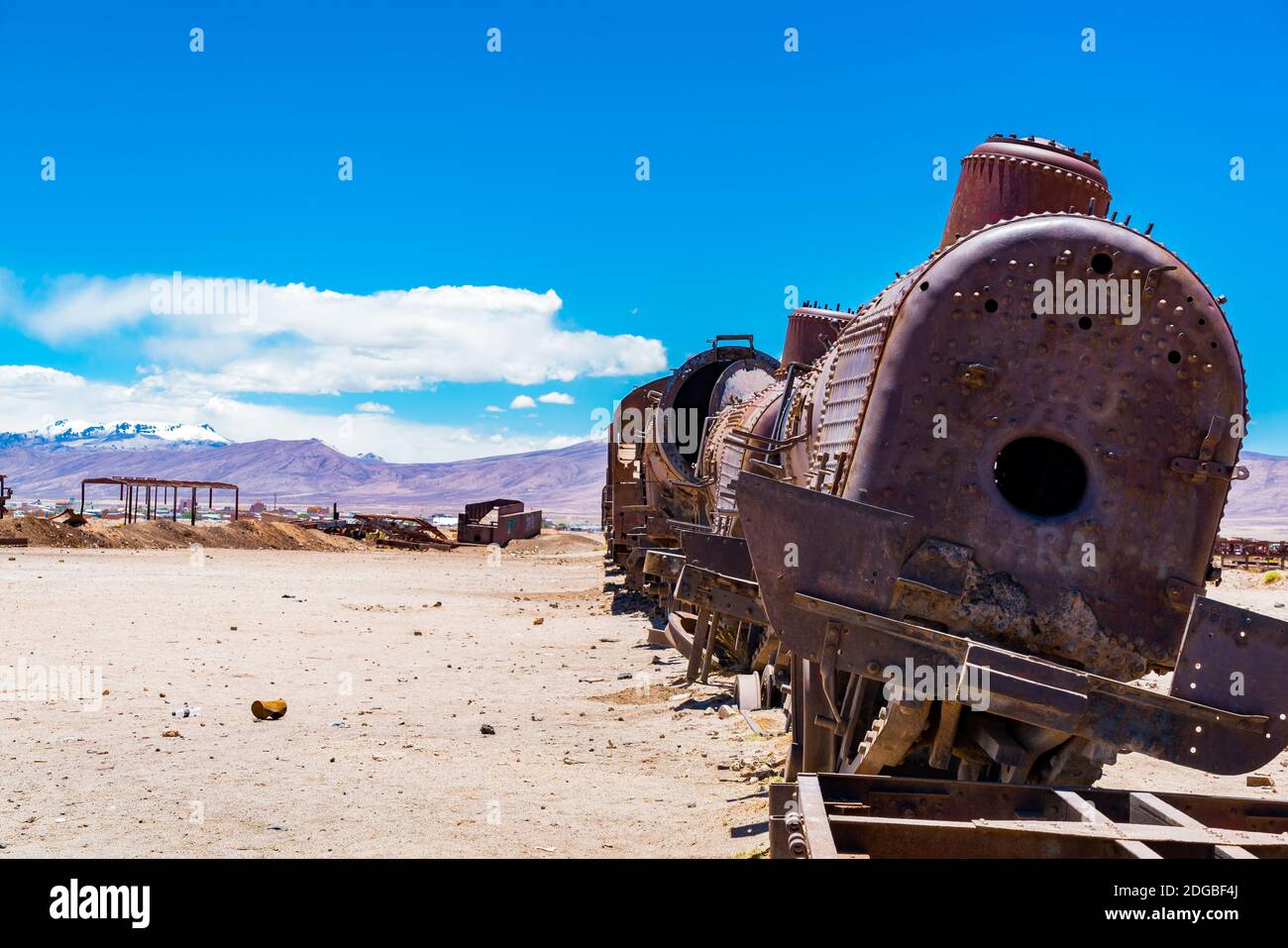 Viejos trenes abandonados oxidados en el cementerio de Uyuni desierto Foto de stock
