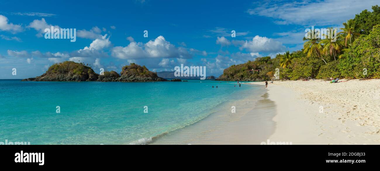 Vista de la Bahía Trunk y la playa, San Juan, Islas Vírgenes de los Estados Unidos Foto de stock