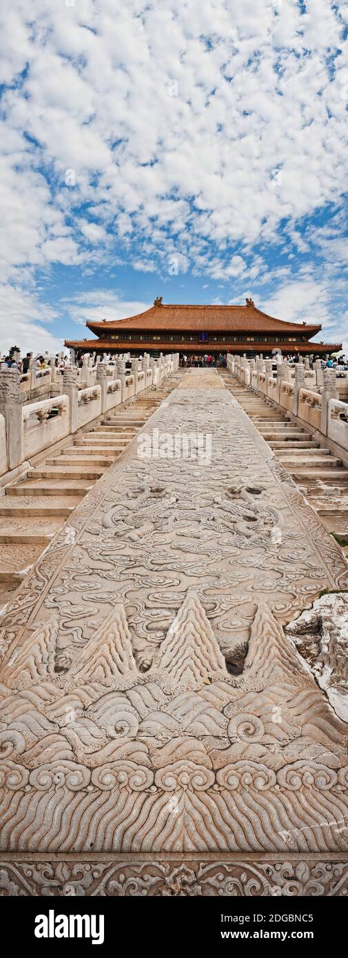 Escalera tallada en piedra en el Salón de la armonía Suprema, Ciudad Prohibida, Beijing, China Foto de stock