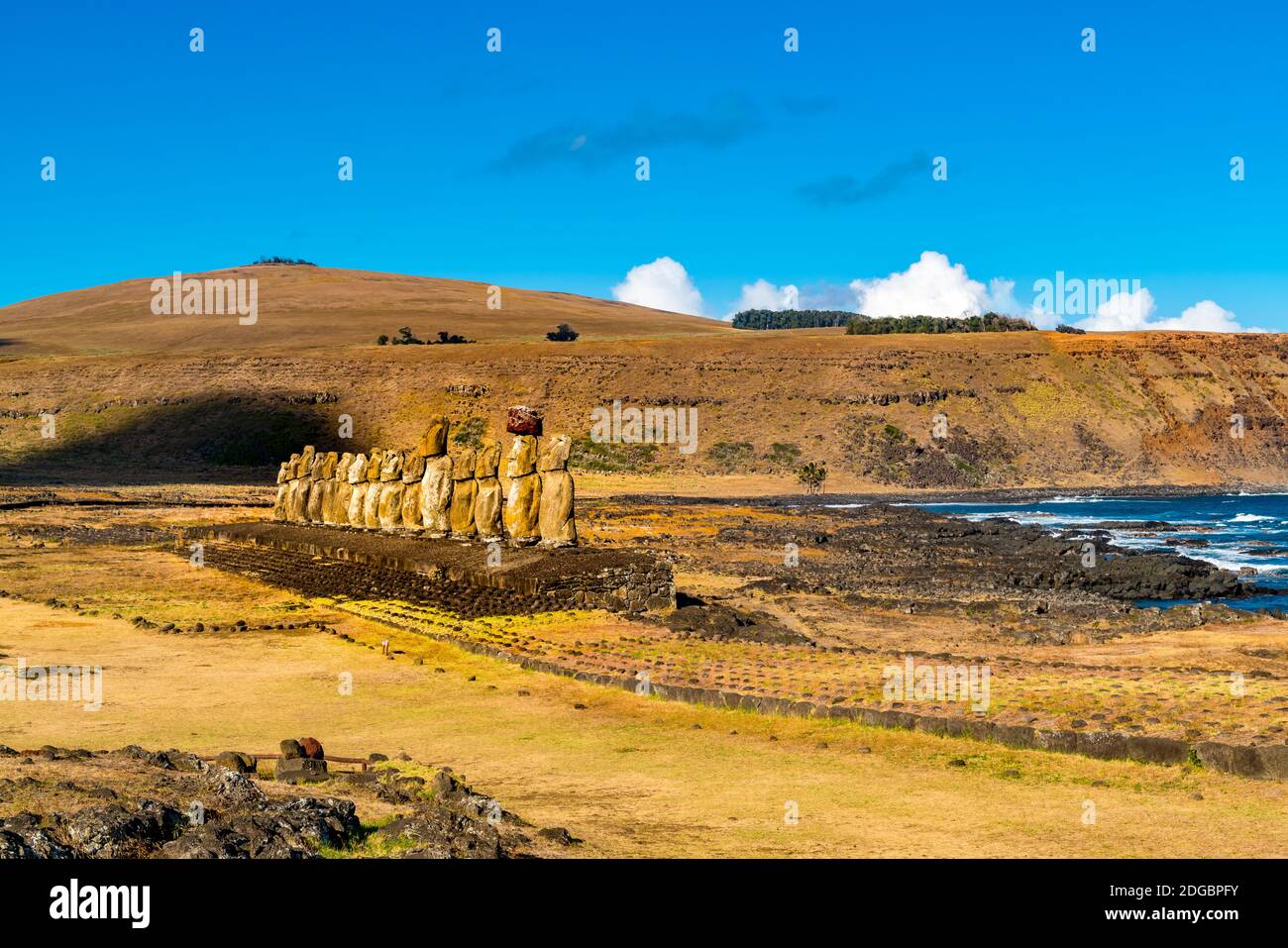 Vista del antiguo Moai de Ahu Tongariki y el sur Océano Pacífico en Isla de Pascua Foto de stock