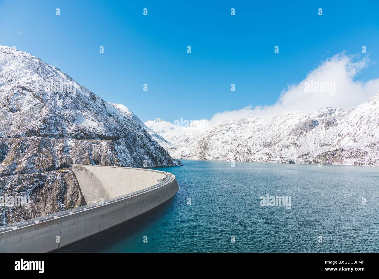 Vista aérea de la presa alpina y el lago embalse Kolnbreinsperre, valle de Malta, Carintia, Austria Foto de stock