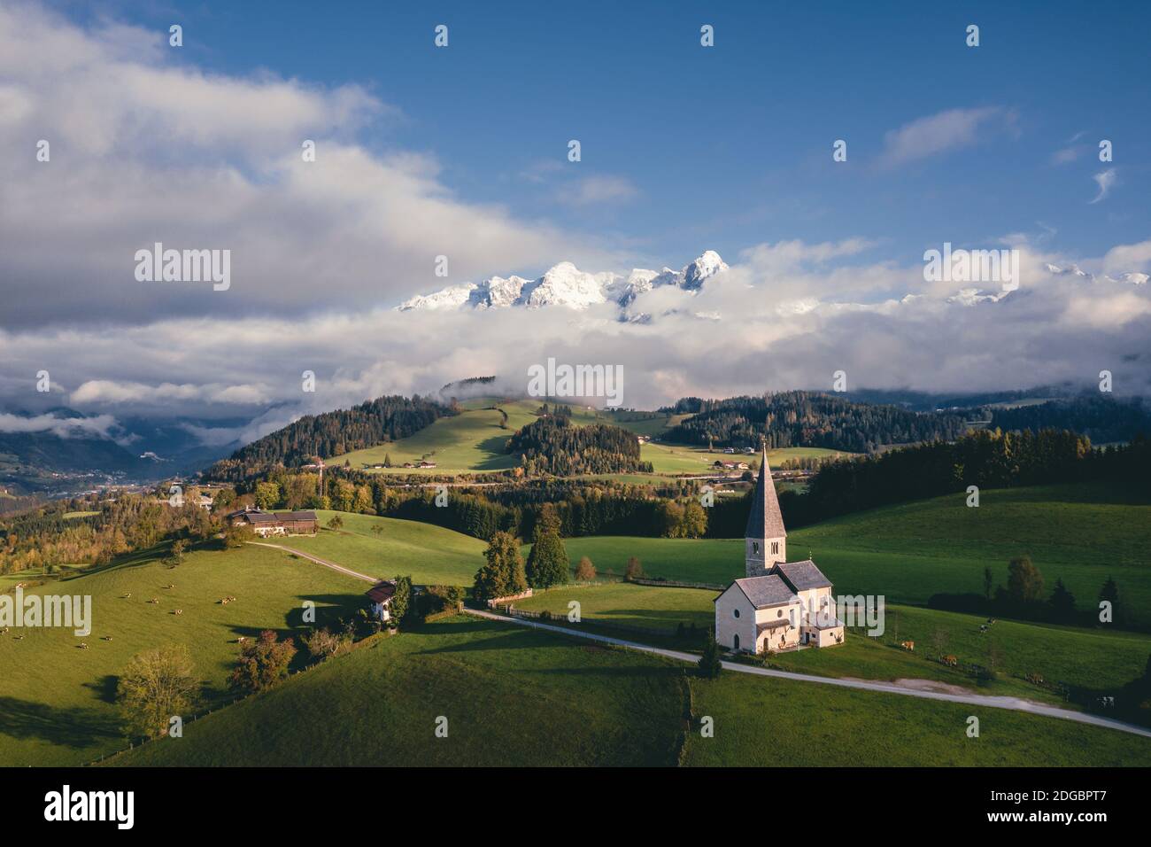 Vista aérea de la iglesia de San Primus, Monte Buchberg, Bischofshofen, Austria Foto de stock