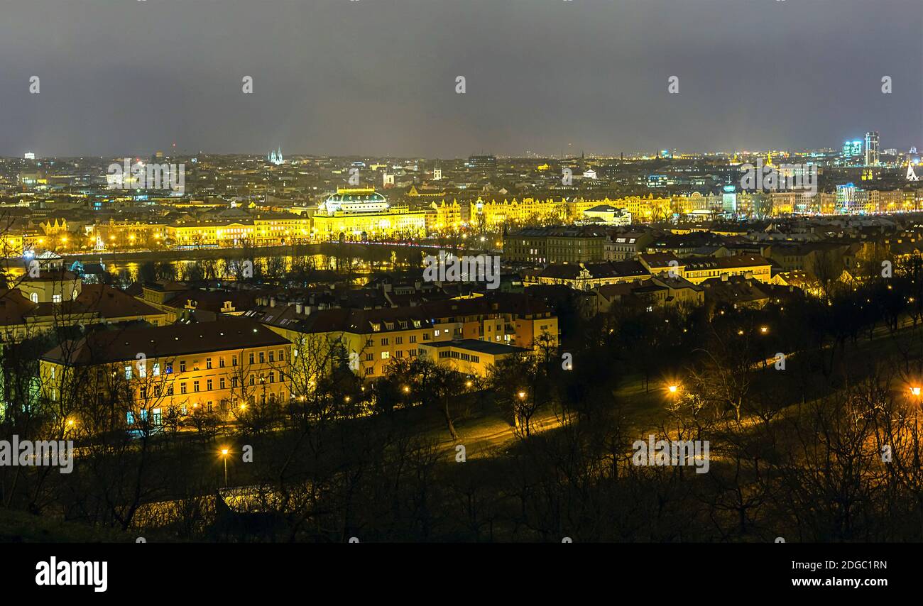 Praga República Checa panorama noche ciudad tarjeta postal iluminada por un luz amarilla cálida Foto de stock