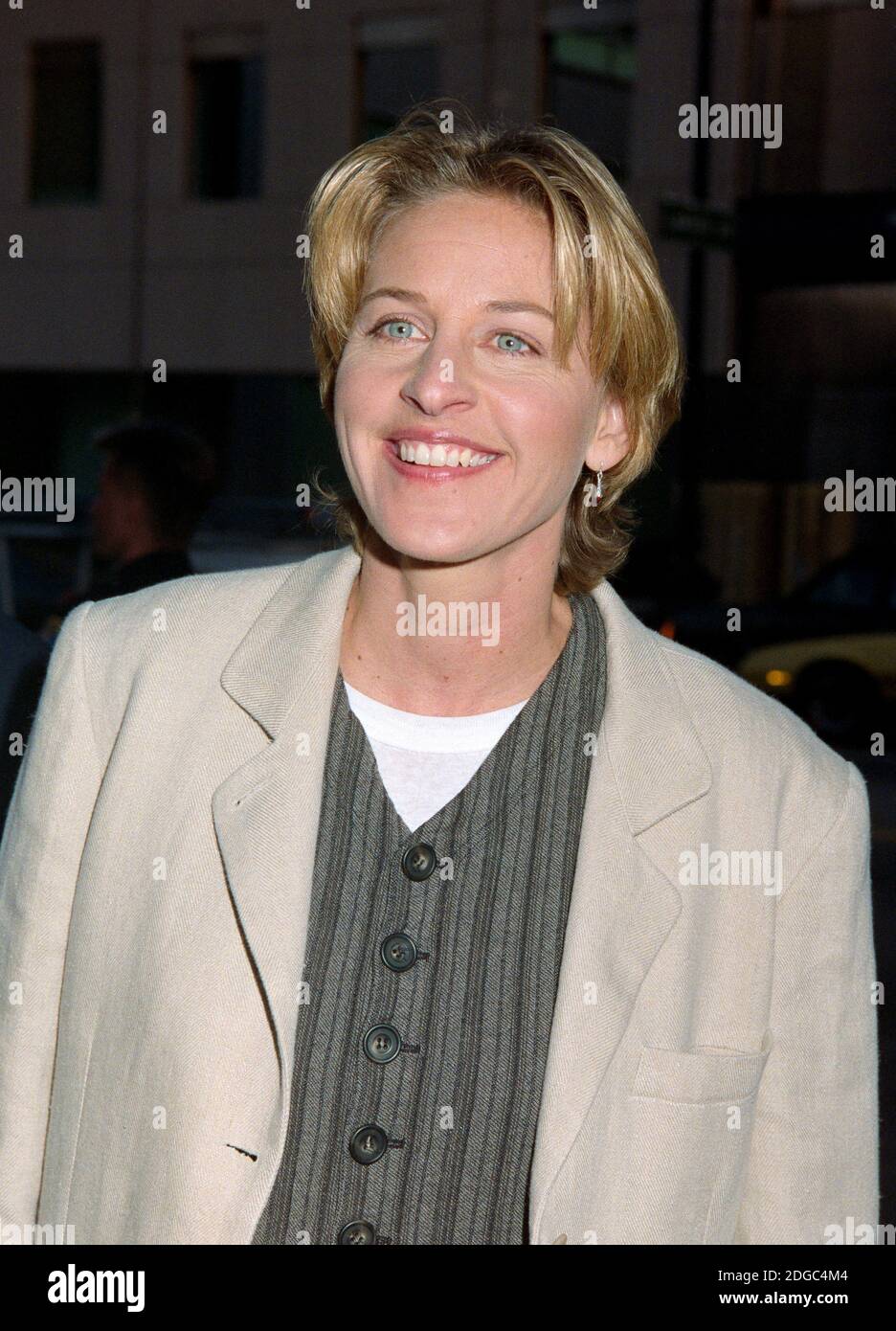 ARCHIVO: LOS ANGELES, CA. 28 de julio de 1994: Actriz/comediante Ellen Degeneres en el estreno de 'The Mask' en los Ángeles. Archivo foto © Paul Smith/Featurreflash Foto de stock