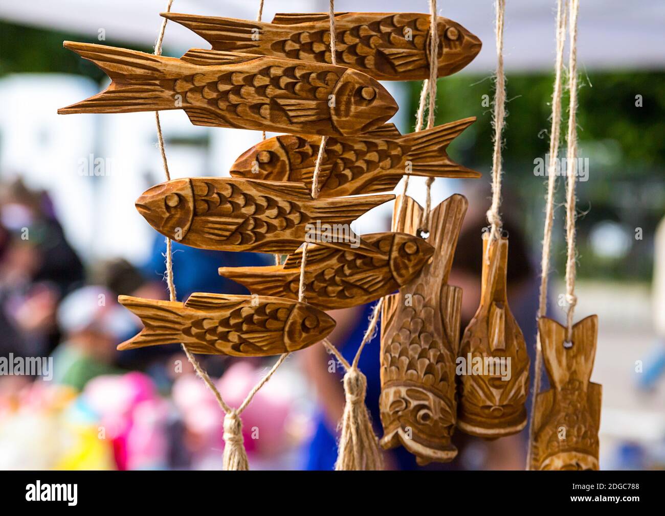 Garland hecho a mano madera tallada figura de pescado envejecido textura natural Foto de stock
