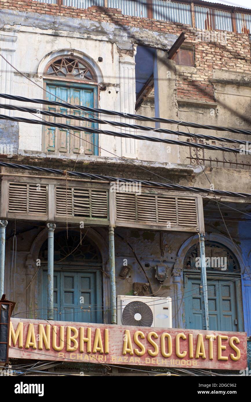 Frente de almacén de un antiguo edificio colonial en la Vieja Delhi.  Mercado Chandi Chowk, Delhi, India Fotografía de stock - Alamy