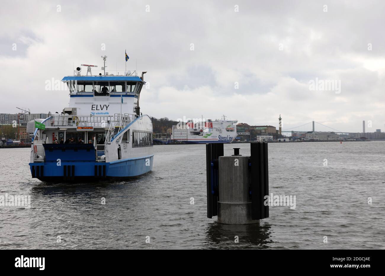 Transporte público en ferry sobre el río Gota en Gotemburgo Foto de stock