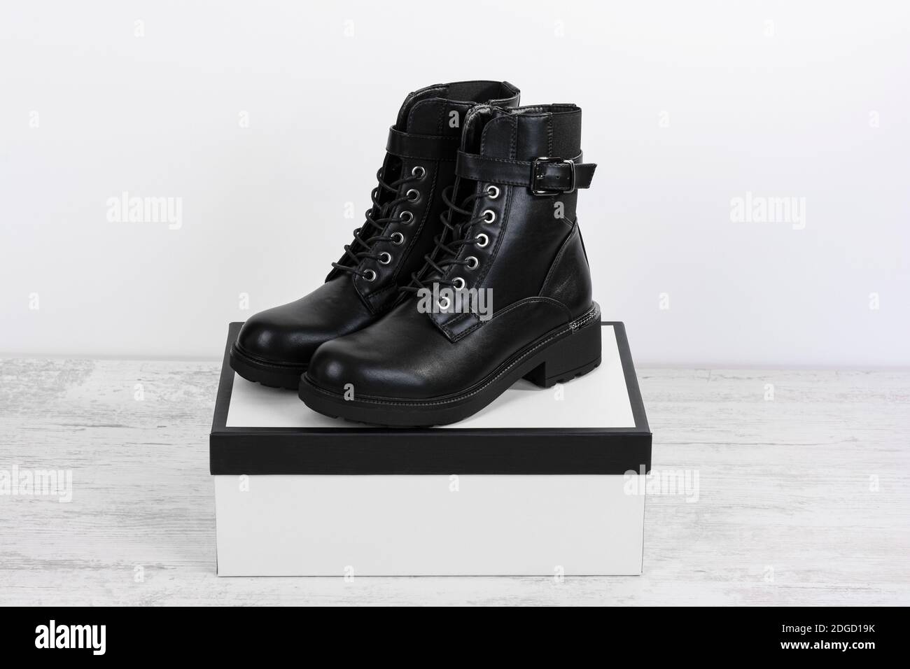 Elegantes botas de moda para mujer de piel artificial sobre fondo blanco  Fotografía de stock - Alamy