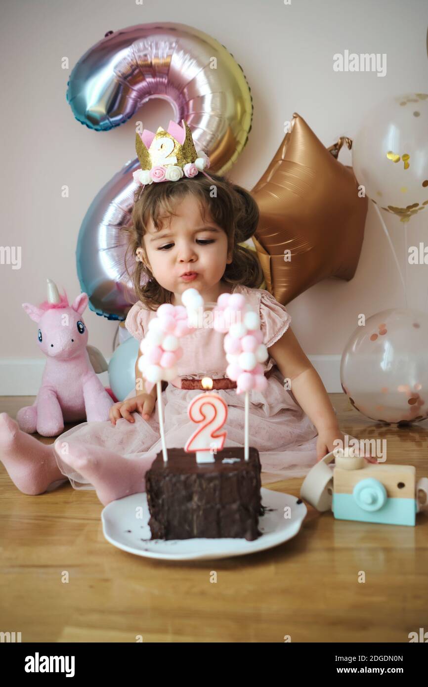 Una niña de 2 años celebrando su cumpleaños Fotografía de stock