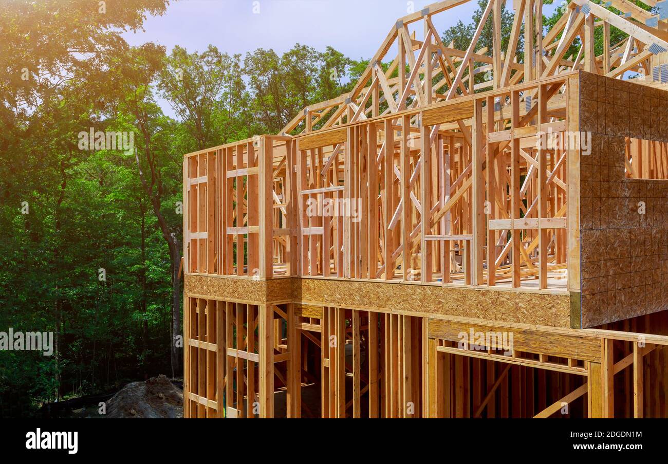 Construcción de edificios, estructura de enmarcado de madera en el desarrollo de nuevas propiedades Foto de stock