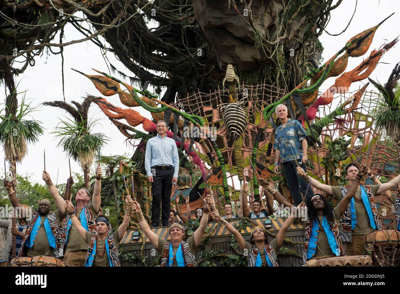 Entrega de la foto - el presidente y director ejecutivo de Walt Disney  Company, Bob Iger (izquierda) y el cineasta James Cameron (derecha) dedican  la nueva tierra, Pandora – el Mundo de