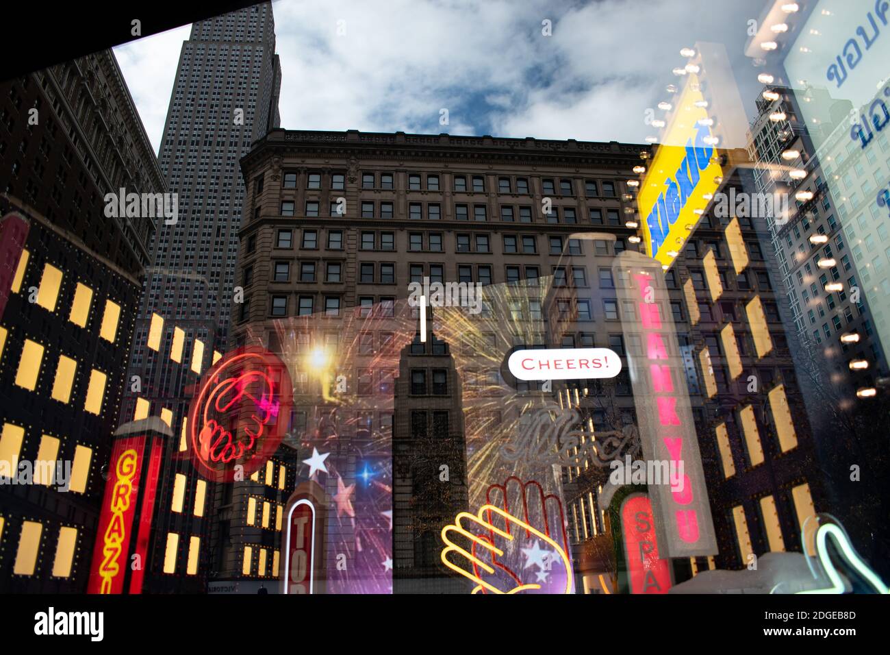 Macy's Holiday 2020 Storefront con reflexión de los rascacielos en Nuevo York Foto de stock