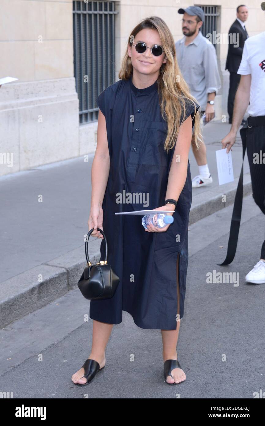 Miroslava Duma (embarazada) llegada al show de Valentino durante la Semana  de la moda masculina de París Primavera Verano 2018, en París, Francia el  21 de junio de 2017. Foto de Aurore