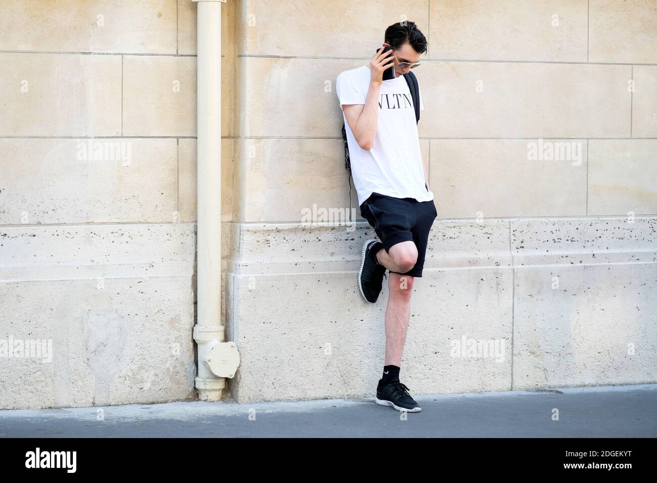Estilo callejero, Modelo después de Primavera-Verano 2018 espectáculo de ropa hombre celebrado en la Avenida d'Iena, en París, Francia, el 21 de junio de 2017. Foto Marie-Paola Bertrand-Hillion/ABACAPRESS.COM Fotografía