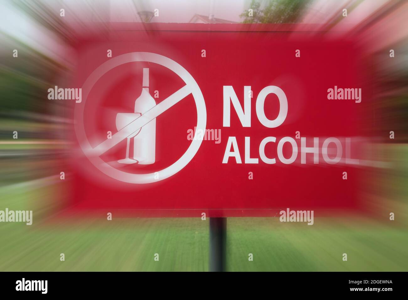 Primer plano de la señal de no alcohol en movimiento borroso en el parque cerca de la zona residencial. Foto de stock