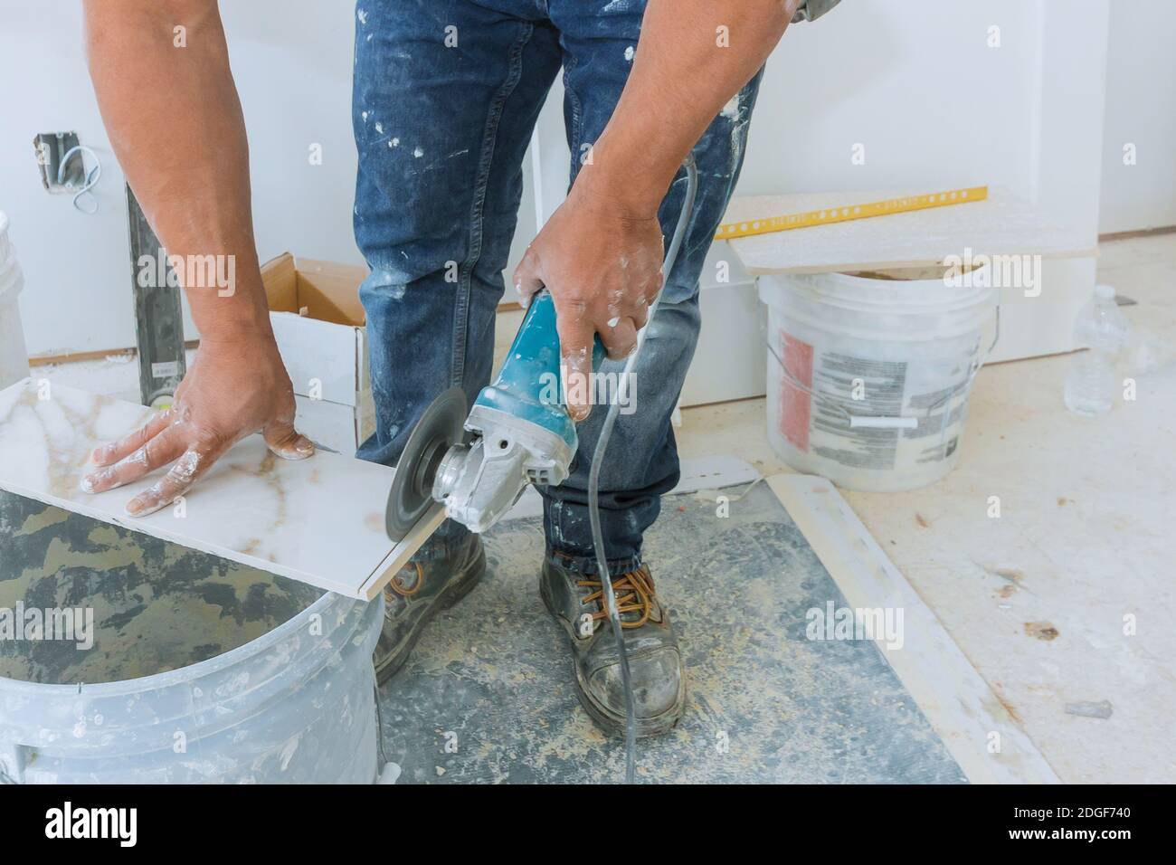 Cortadora de porcelanato electrica fotografías e imágenes de alta  resolución - Alamy