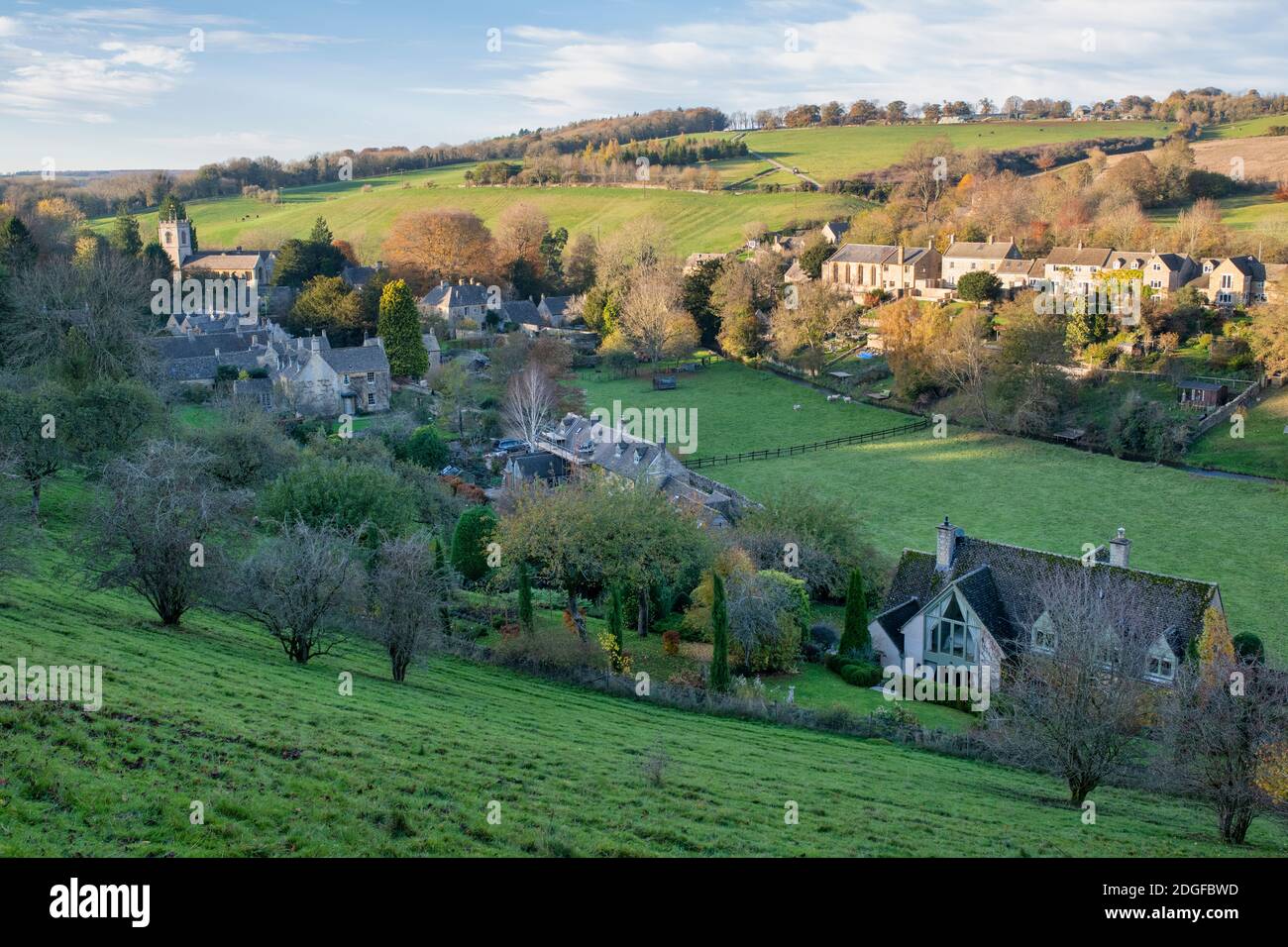 La luz del sol de la tarde en noviembre sobre Naunton. Cotswolds, Gloucestershire, Inglaterra Foto de stock