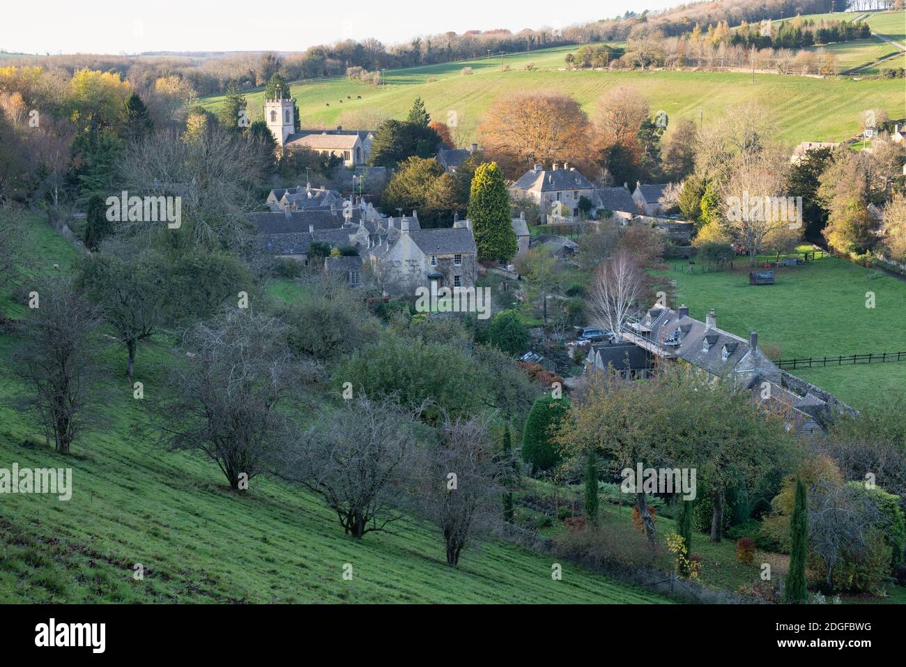 La luz del sol de la tarde en noviembre sobre Naunton. Cotswolds, Gloucestershire, Inglaterra Foto de stock