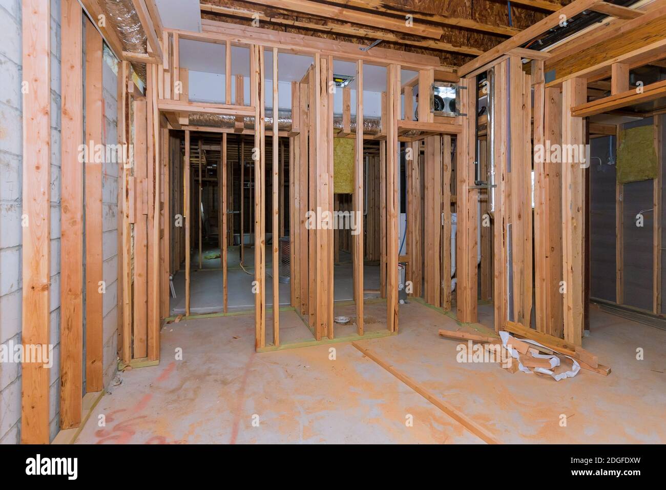 Estructura de sótano construcción marco interior de una casa nueva Foto de stock