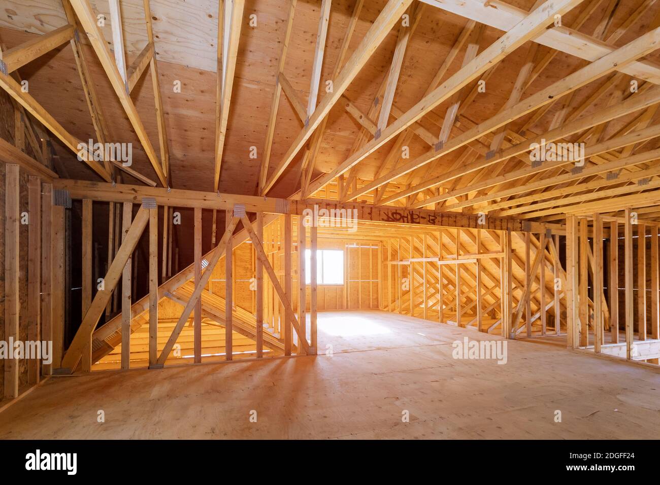 Interior de la habitación del ático con bajo reconstrucción de la instalación de marco de madera para mejorar Foto de stock