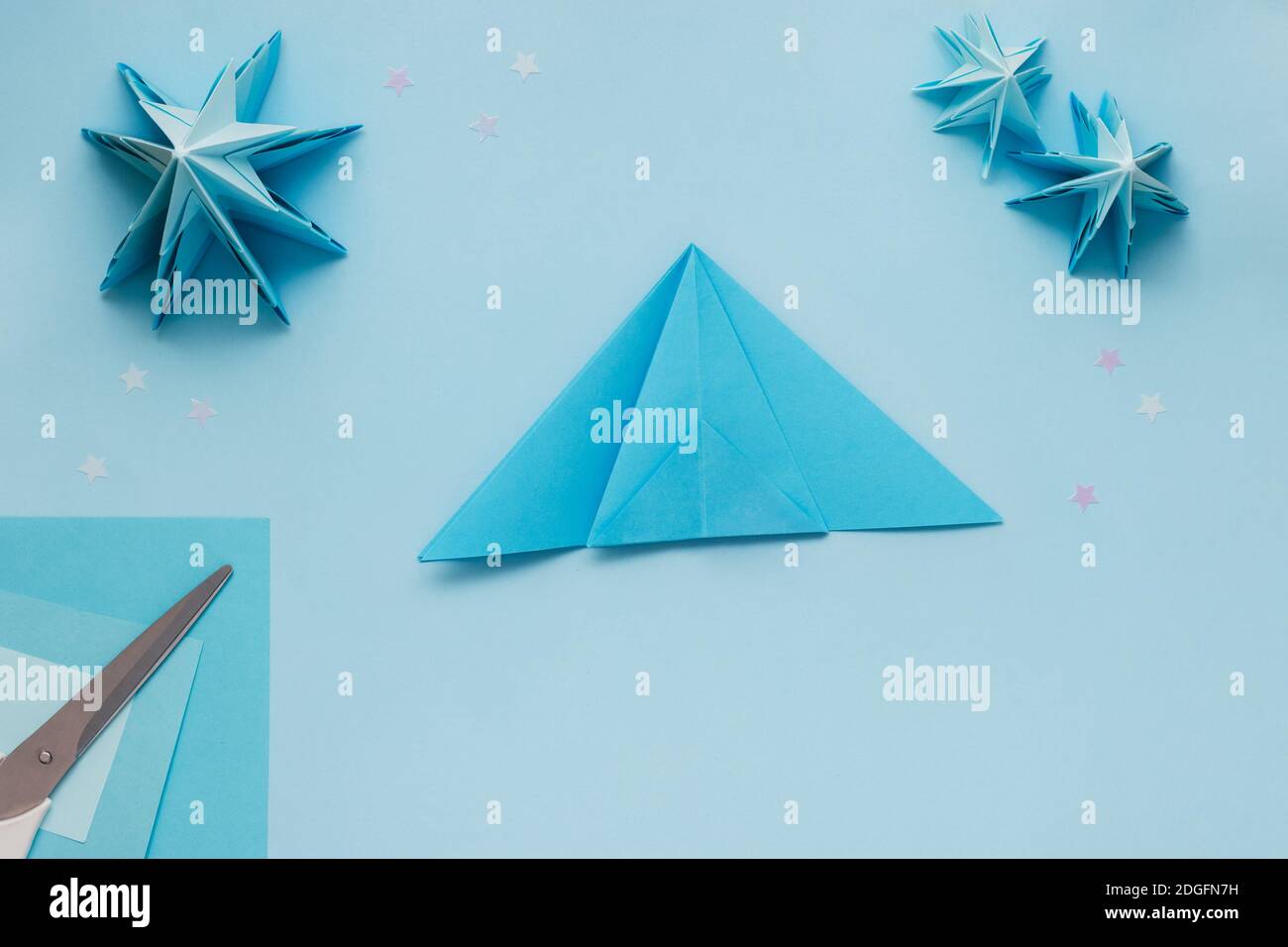 Árbol de Navidad 3D origami simple hecho de papel azul. Instrucciones paso  a paso, paso 10. Doble el triángulo saliente hacia arriba y doble hacia la  derecha a lo largo de una
