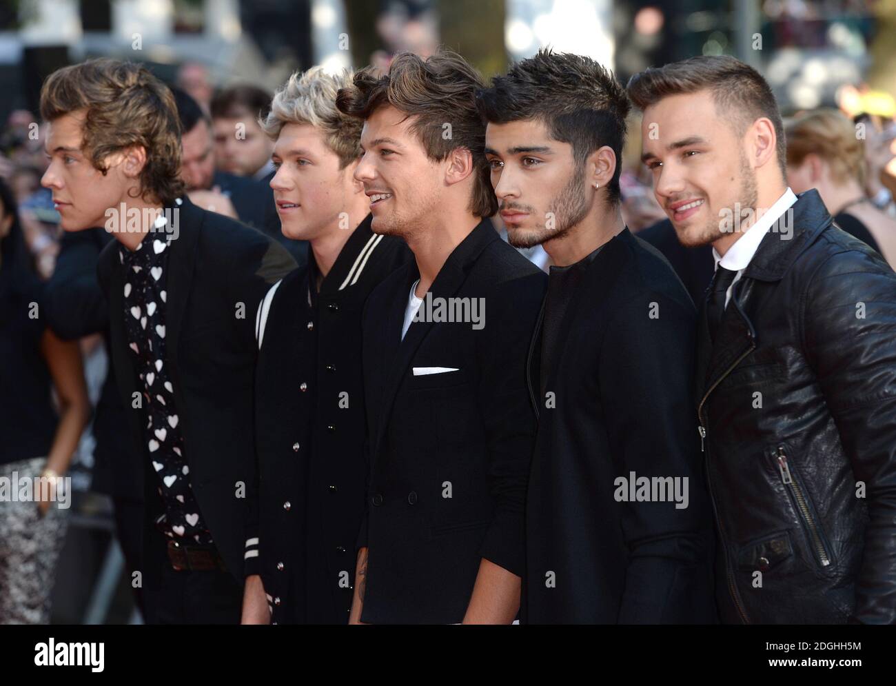 Harry Styles, Niall Horan, Louis Tomlinson, Zayn Malik y Liam Payne de la  banda británica One Direction asistiendo al estreno británico de esto es  Us, Odeon Cinema, Leicester Square, Londres Fotografía de