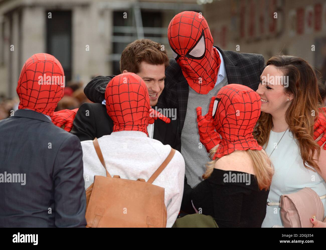 Andrew Garfield llega para el estreno mundial de la película The Amazing  Spiderman 2, celebrada en el Odeon Leicester Square, en el centro de  Londres Fotografía de stock - Alamy