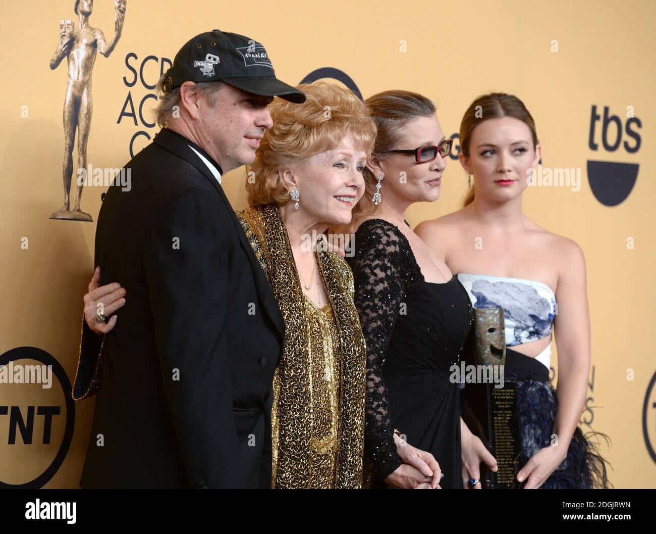 Todd Fisher La Actriz Debbie Reynolds La Actriz Carrie Fisher Y Billie Lourd Entre Bastidores En La Sala De Prensa En La 21 Edicion Anual De Los Premios De La Asociacion De