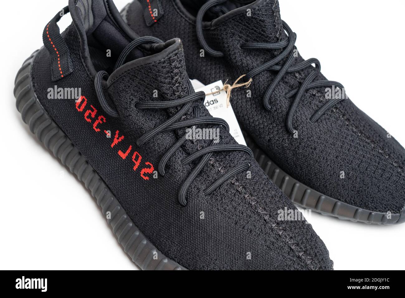 Moscú, Rusia - Diciembre 2020 : Adidas Yeezy Boost 350 V2 NÚCLEO NEGRO ROJO  - famosa Colección limitada de moda Sneakers por Kanye West y Adidas  Collaboration Fotografía de stock - Alamy