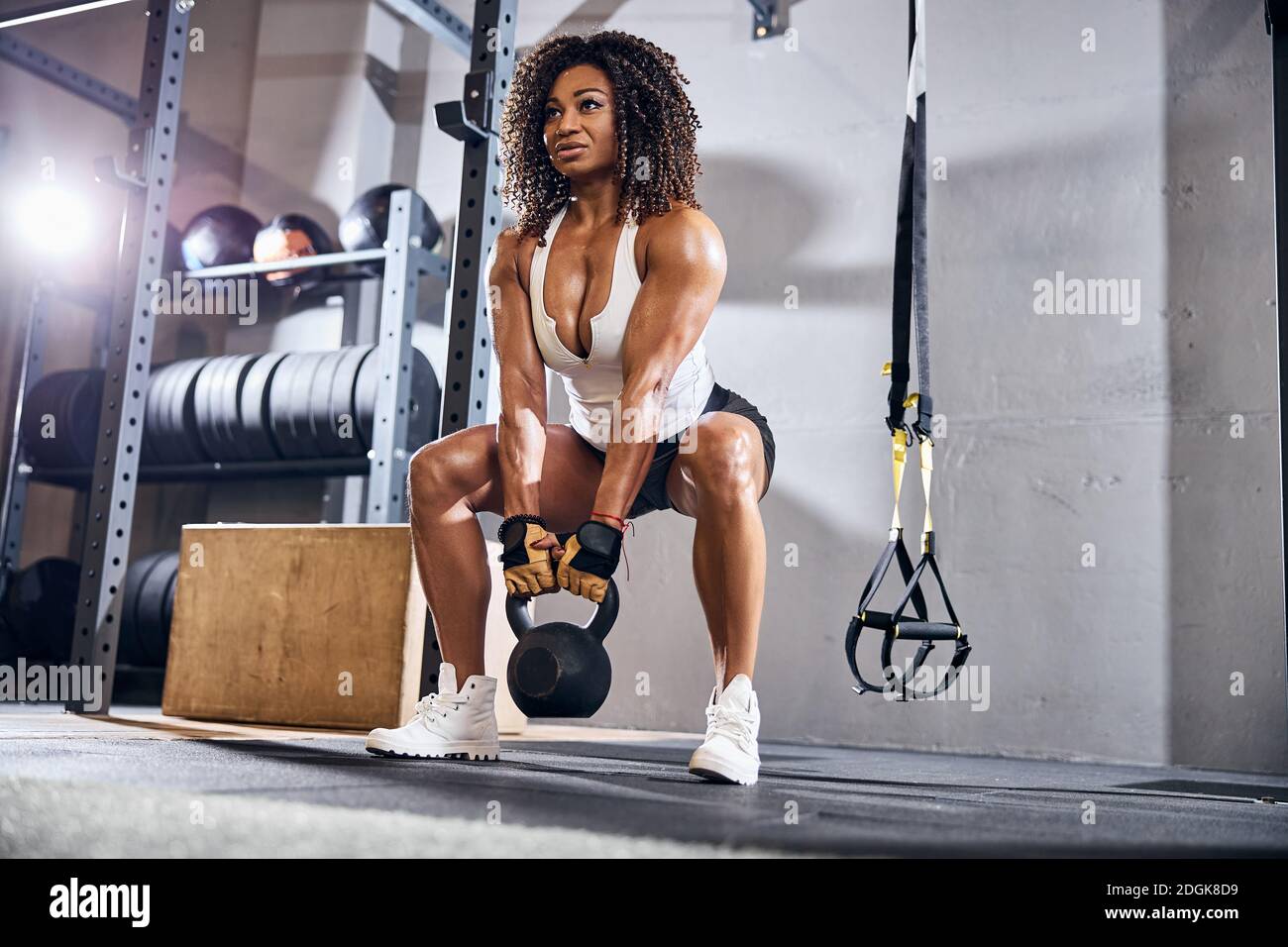 mente tranquila. mujer afroamericana con cabello rizado y ropa deportiva  tiene un día de fitness en el gimnasio 15196333 Foto de stock en Vecteezy