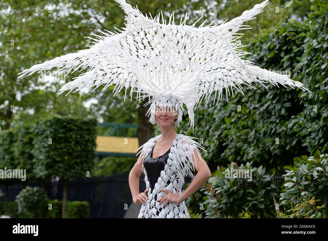 La diseñadora Larisa Katz viste un sombrero y vestido de cucharas de  plástico el día 2 de Royal Ascot, hipódromo de Ascot, Londres. (Crédito  obligatorio: DOUG PETERS/ EMPICS Entertainment Fotografía de stock -