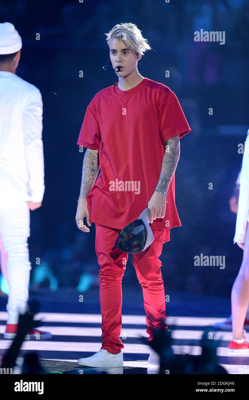 Justin Bieber actúa durante los MTV Europe Music Awards 2015, en el Mediolanum, Assago, Milán. Foto de stock