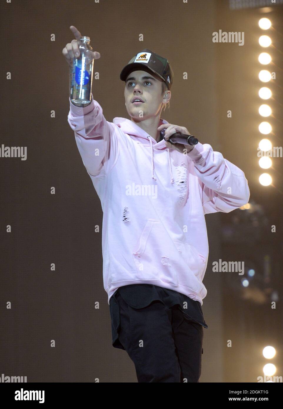 Justin Bieber actúa en el escenario durante la Capital FM Jingle Bell Ball 2015 celebrada en el O2 Arena, Londres. El crédito de la foto debe decir: Doug Peters EMPICS Entertainment Foto de stock