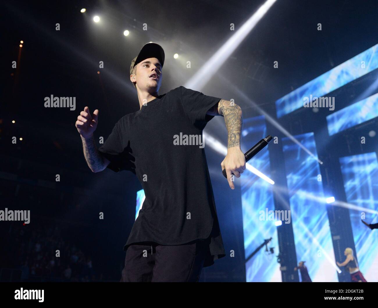 Justin Bieber actúa en el escenario durante la Capital FM Jingle Bell Ball 2015 celebrada en el O2 Arena, Londres. El crédito de la foto debe decir: Doug Peters EMPICS Entertainment Foto de stock