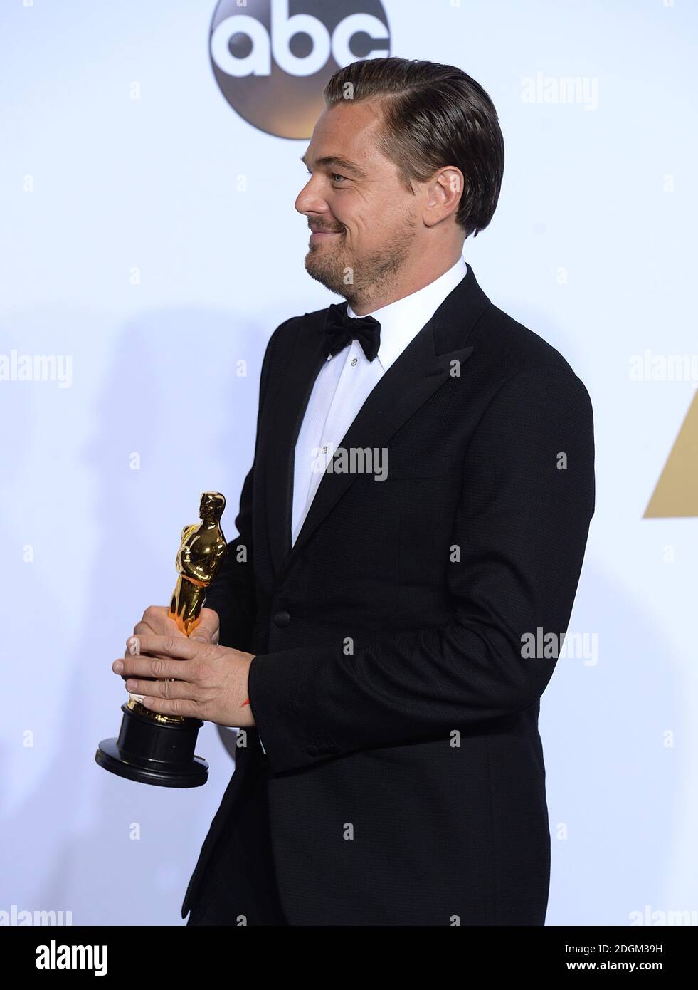 Leonardo DiCaprio con el Oscar al mejor actor por 'The Revenant' en la sala de prensa de los 88º Oscar celebrados en el Dolby Theatre de Hollywood, los Angeles, CA, EE.UU., 28 de febrero de 2016. Foto de stock