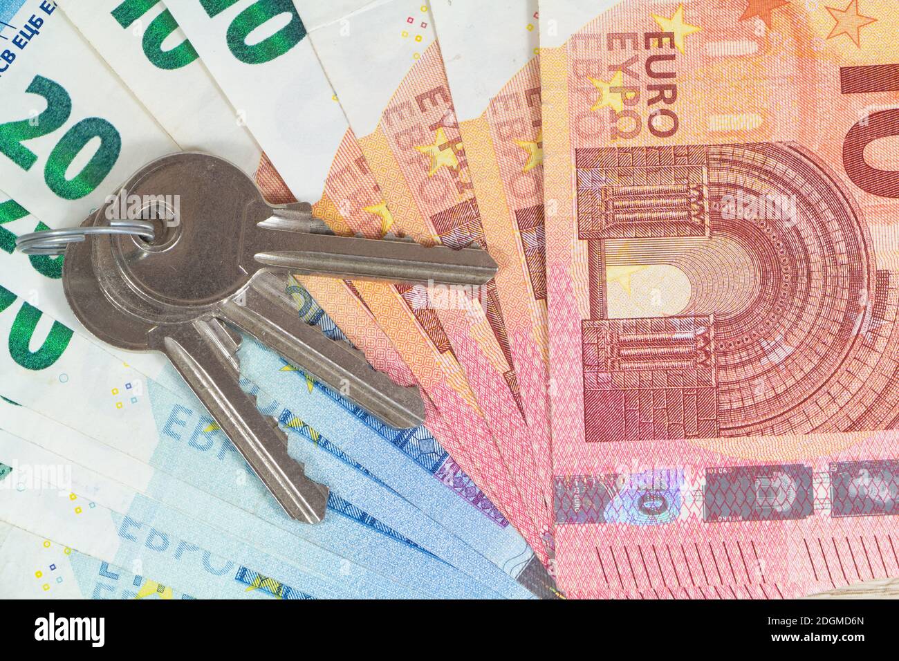 Llaves y billetes de diez y veinte euros Foto de stock